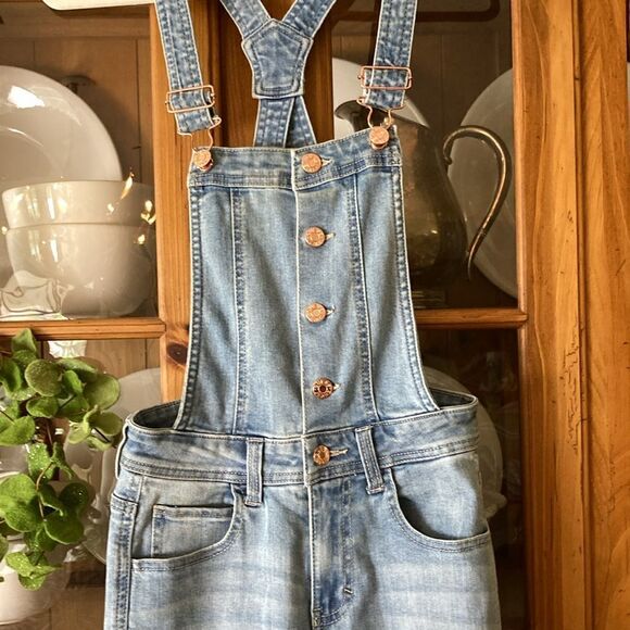 Guess Distressed Light Wash Rose Button Front Skinny Overalls Women’s 25 EUC - Picture 3 of 14